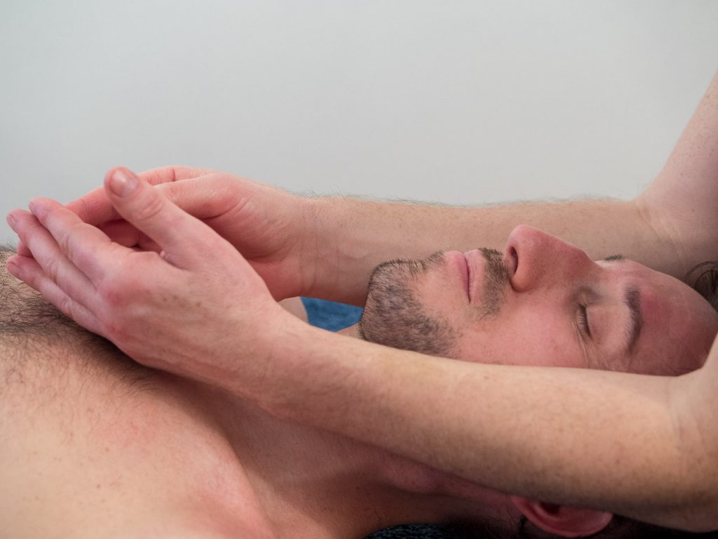 Well-being massage for men, face. The head and body are often seen as being at odds with each other, and this is a source of discomfort. Delivered with delicacy and precision, a facial massage provides immense well-being and a feeling of floating.