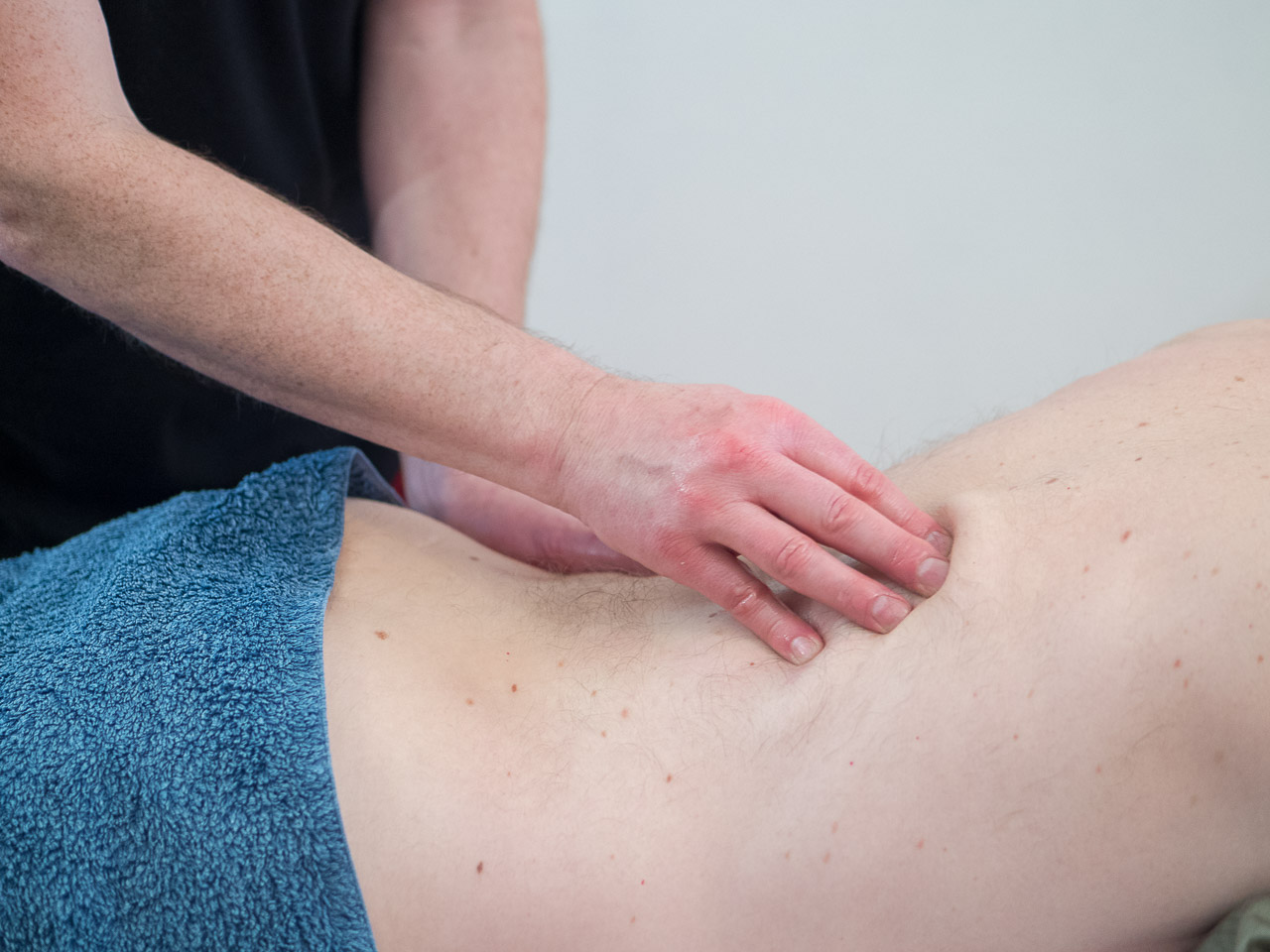 Therapeutic, sports and well-being back massage for men. Deep-tissue massage of the back, particularly of the lumbar region, brings relief to these areas that are often tense due to lifestyle and emotions.