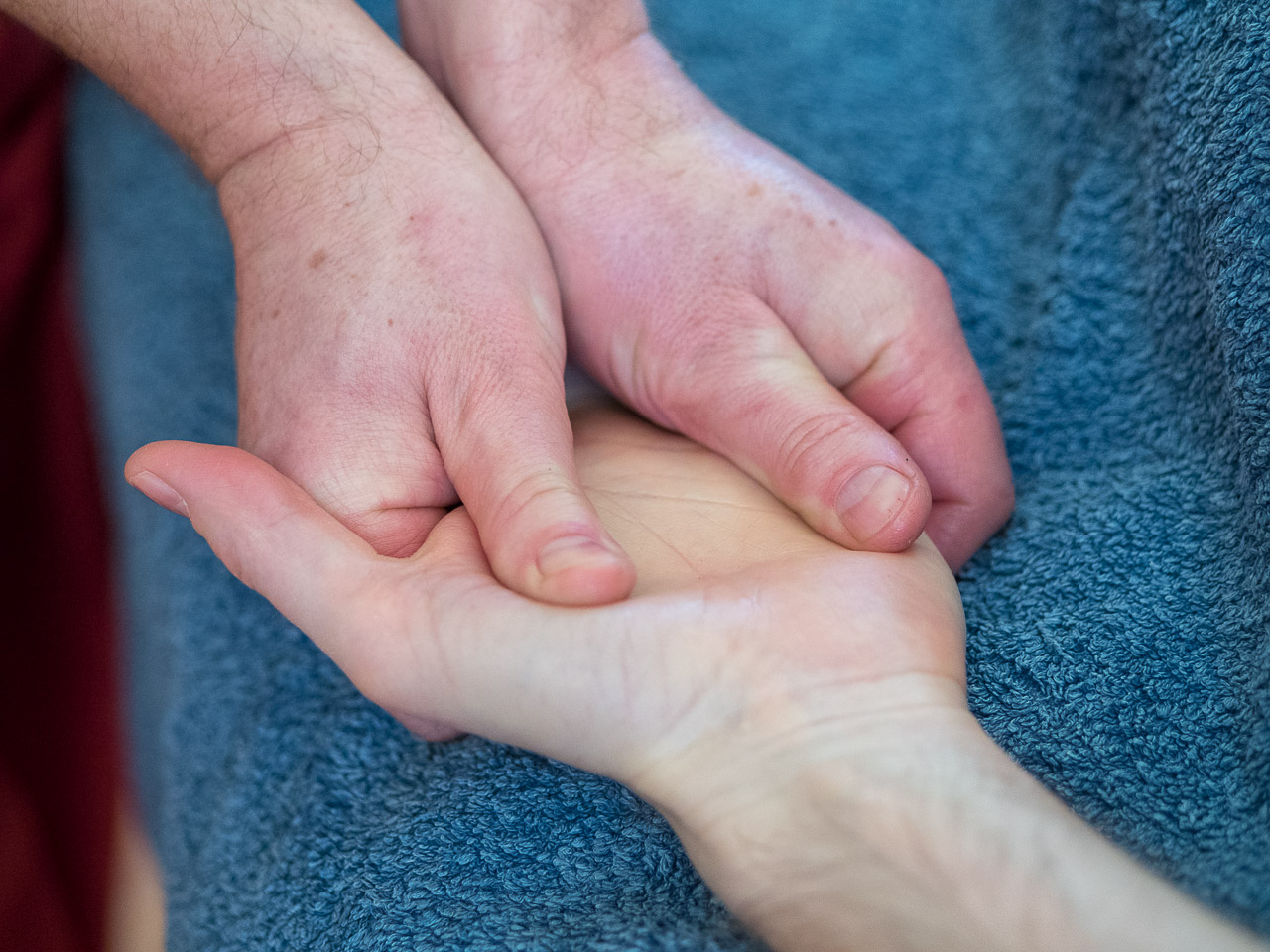 Massage bien-être, homme, massage de la main, homme. Le massage main procure rapidement apaisement et bien-être. Très simple à mettre en place, elle peut être une entrée en matière idéale pour une personne âgée ou timide avec le toucher.