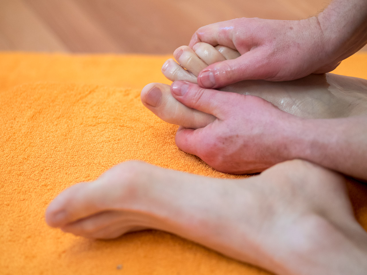 Massage bien-être, homme, massage des pieds, homme. Que ce soit avec fermeté, douceur ou sensualité, le massage des pieds trouvent beaucoup d'adeptes enthousiastes ! De plus, l'huile permet de nourrir cette partie de notre corps où la peau est souvent particulièrement sèche.