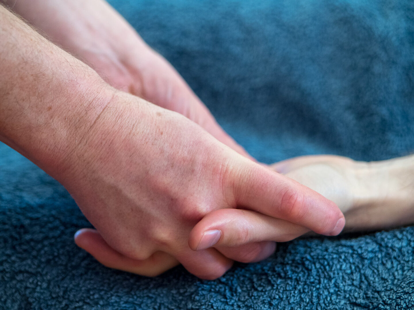Massage bien-être, homme. Le massage main procure rapidement apaisement et bien-être. Très simple à mettre en place, elle peut être une entrée en matière idéale pour une personne âgée ou timide avec le toucher.