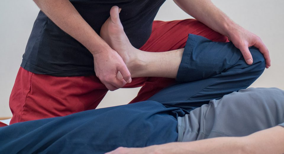 Le stretch-massage à l'image du massage thaï ou balinais, propose des étirements et des pressions dans une dynamique variée et ludique, qui rappelle la danse.